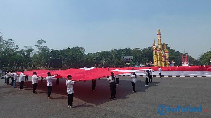 Ratusan Mahasiswa yang membentangkan Bendera Marah Putih sepanjang 178 meter dan bendera raksasa 15 meter x 9 meter di Bundaran Tugu Digulis Pontianak dalam rangka hari Kemerdekaan Indonesia ke 78, Kamis 17 Agustus 2023.
