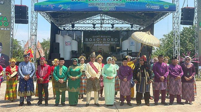 Ria Norsan dan Krisantus Kurniawan sendiri pun hadir dalam kegiatan Event Budaya robo-robo yang berlokasi di Mempawah, Kalimantan Barat (Kalbar), pada Rabu (04/09/2024) siang.