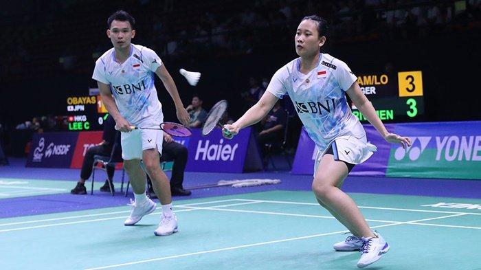 Aksi Rinov Rivaldy (kiri) dan Pitha Haningtyas Mentari (kanan) ganda campuran Indonesia