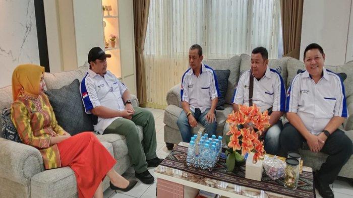 Rita Hastarita yang merupakan Kepala Dinas Pendidikan (Kadisdik) Kalbar bersama Panitia Kongres IV IKA FISIP Untan, di ruang Kadisdik Kalbar, belum lama ini.