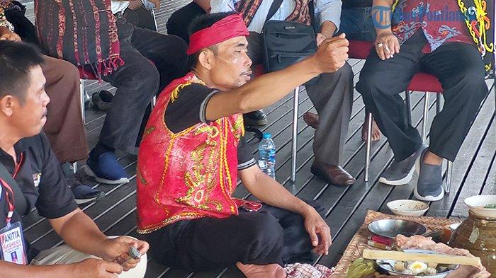 Pelaksanaan Ritual Ngampar Bide sebelum pelaksanaan Naik Dango Pontianak di Rumah Radakng Kota Pontianak, Senin 15 April 2024 sore.