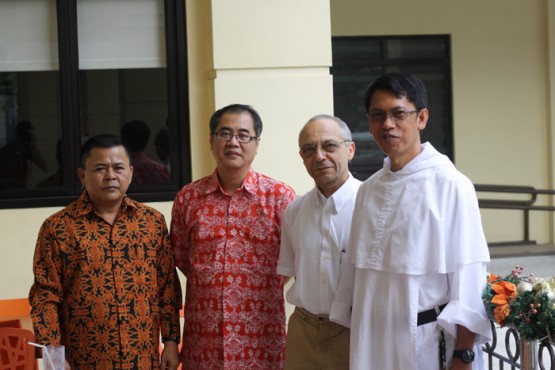 FOTO BERSAMA - Makarius Sintong (kiri) dan P Johanes Robini M OP (dua kiri) bersama sejumlah biarawan Dominikan di Filipina.