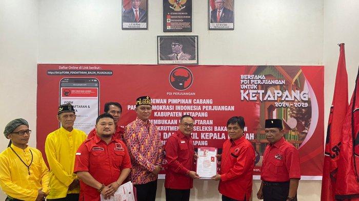 Thomas Aleksander bersama Uti Royden Top saat mengambil formulir pendaftaran Bakal Calon Bupati dan Bakal Calon Wakil Bupati Ketapang untuk Pilkada Ketapang Tahun 2024, Selasa 16 April 2024.