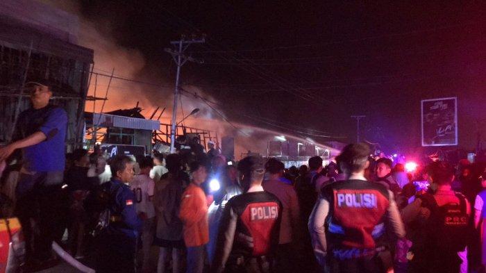 Polisi lakukan penjagaan di lokasi kebakaran delapan ruko terjadi di Pasar Sungai Kunyit, Desa Sungai Kunyit Laut, Kecamatan Sungai Kunyit, Kabupaten Mempawah, Kalbar, Senin 11 Maret 2024 malam.