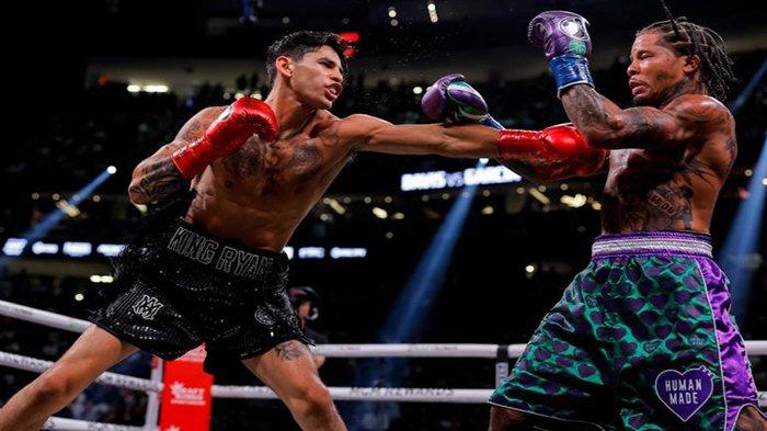 Ryan Garcia (kiri) kalah TKO ronde 7 atas Gervonta Davis, Minggu 23 April 2023 pagi WIB. Pasca-kekalahan memalukan ini, Ryan Garcia langsung memutuskan pindah kelas.