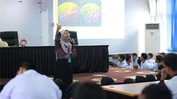SMK-SMTI Pontianak Bersama BNN Kalbar Sosialisasikan P4GN Pada Siswa di Aula SMK-SMTI Pontianak, Selasa 24 Oktober 2023.