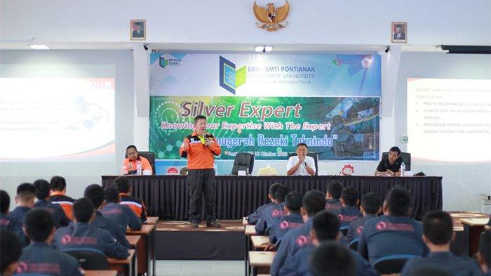 SMK SMTI Pontianak melalui kerja sama dengan industri, lembaga/pihak lain baik di dalam dan di luar negeri maupun melalui penempatan praktisi atau tenaga ahli industri yang berpengalaman dan purna tugas melaksanakan kegiatan Silver Expert sebagai pendidik atau instruktur bagi para siswa.