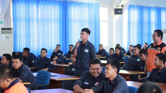 SMK SMTI Pontianak melalui kerja sama dengan industri, lembaga/pihak lain baik di dalam dan di luar negeri maupun melalui penempatan praktisi atau tenaga ahli industri yang berpengalaman dan purna tugas melaksanakan kegiatan Silver Expert sebagai pendidik atau instruktur bagi para siswa.