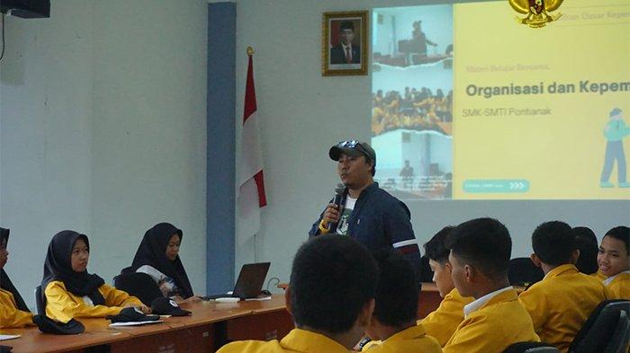SMK SMTI Pontianak menyelenggarakan Latihan Dasar Kepemimpinan Siswa (LDKS).