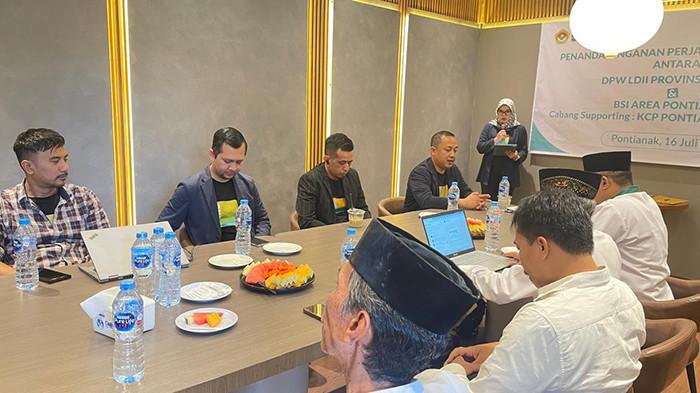 PERJANJIAN KERJASAMA - SUASANA acara penandatangan Mou perjanjian kerjasama BSI Area Pontianak dan DPW LDII Kalbar di Ruangan VIP Haruna Cafe Jalan Perdana, Rabu (16/7).