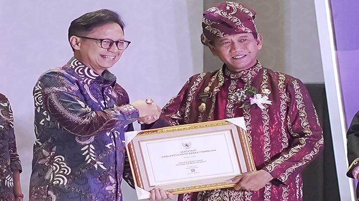 Menteri Kesehatan RI, Budi G Sadikin saat menyerahkan sertifikat penghargaan ke Wakil Bupati Ketapang, H. Farhan di Jakarta.