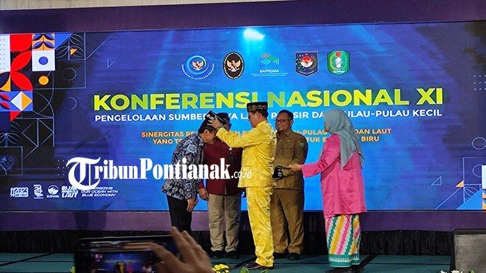 Menteri Kelautan dan Perikanan Republik Indonesia, Sakti Wahyu Trenggono mendapatkan mendapatkan penganugerahan gelar 'Laksamana Raja di Laut' oleh Sultan Pontianak Syarif Machmud Melvin Alkadrie.