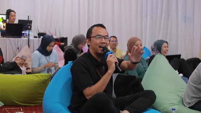 Salah satu peserta bertanya dalam Pelatihan Jurnalistik Bagaimana Cara Membuat Rilis di Forum Komunikasi Triwulan 1 Tahun 2024 di Kantor PLN AP2B Kalbar Jl. Karya Baru No.60, Parit Tokaya, Kecamatan Pontianak Selatan, Kamis (7/3/2024).