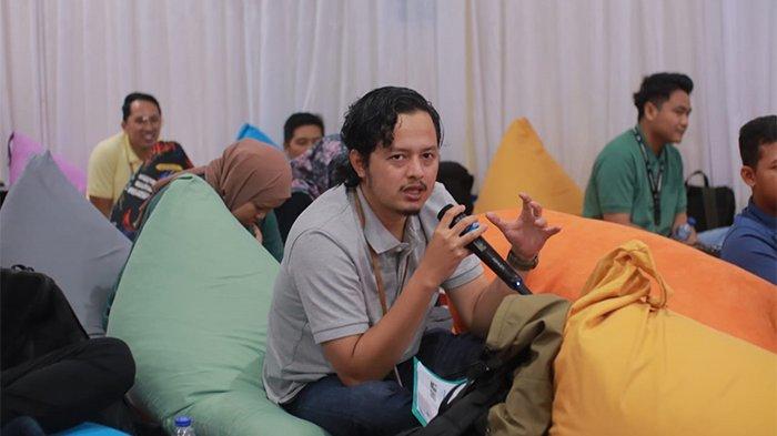 Salah satu peserta bertanya dalam Pelatihan Jurnalistik Bagaimana Cara Membuat Rilis di Forum Komunikasi Triwulan 1 Tahun 2024 di Kantor PLN AP2B Kalbar Jl. Karya Baru No.60, Parit Tokaya, Kecamatan Pontianak Selatan, Kamis (7/3/2024).
