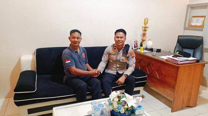Terlihat Kapolsek Menyuke IPDA Aprinanus S Tampe S.H melaksanakan Colling System dengan Tokoh Adat Dusun Setolo Desa Darit Kecamatan Menyuke Kabupaten Landak, Junis, Minggu 15 September 2024