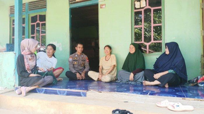 Ps Kanit Binmas Bripka Arbian dengan menyambangi dan bersilaturahmi bersama warga Desa Lingkar Indah Kecamatan Sayan, Sabtu 7 September 2024