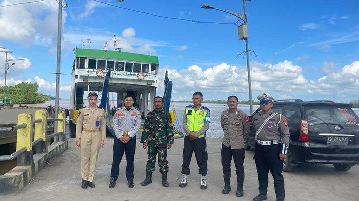Anggota TNI, Polri dan Dishub Sambas menyiagakan personel di penyeberangan Kapal Feri demi memberi kelancaran dan keamanan pemudik, Selasa 9 April 2024.