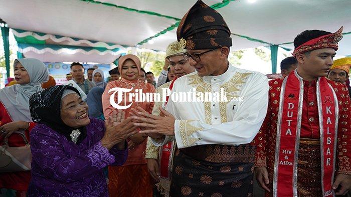 Menteri Pariwisata dan Ekonomi Kreatif Republik Indonesia Sandiaga Salahuddin Uno mengahadiri Menghadiri Kegiatan Peresmian Pekan Budaya UMKM dan Ekonomi Kreatif Khatulistiwa, di Taman Alun-Alun Kapuas, Kota Pontianak, Sabtu, 18 November 2023.