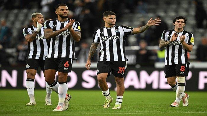 Striker Newcastle United asal Brazil #07 Joelinton (Kiri), bek Newcastle United asal Inggris #06 Jamaal Lascelles, gelandang Newcastle United asal Brazil #39 Bruno Guimaraes dan gelandang Newcastle United asal Italia #08 Sandro Tonali memberikan tepuk tangan kepada para penggemar setelah pertandingan sepak bola putaran ketiga Piala Liga Inggris antara Newcastle United dan Manchester City di St James' Park di Newcastle-upon-Tyne, timur laut Inggris pada 27 September 2023.