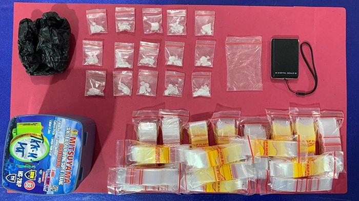 Barang bukti yang diamankan dari terduga pelaku tindak pidana narkotika inisial MDI dan YC saat diamankan di Polres Sanggau, Kalimantan Barat, Sabtu 3 Februari 2024. Polres Sanggau.