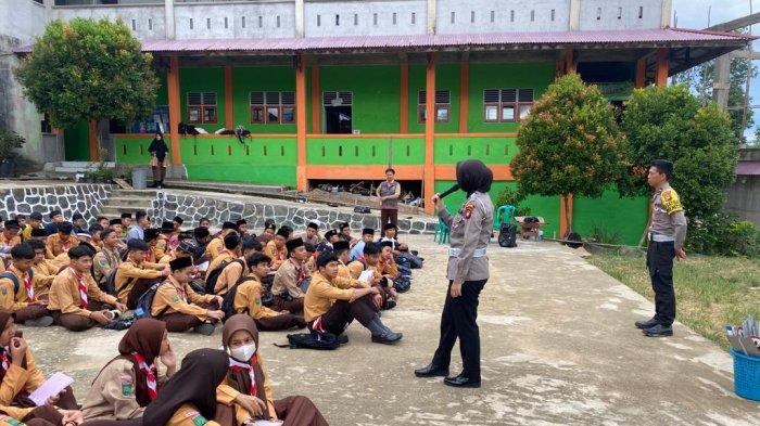 Satlantas Polres Sekadau menggelar kegiatan PGTS (Police Goes To School) di SMP IT Ar Rayan, desa Mungguk, kecamatan Sekadau Hilir, Jumat 21 Juli 2023