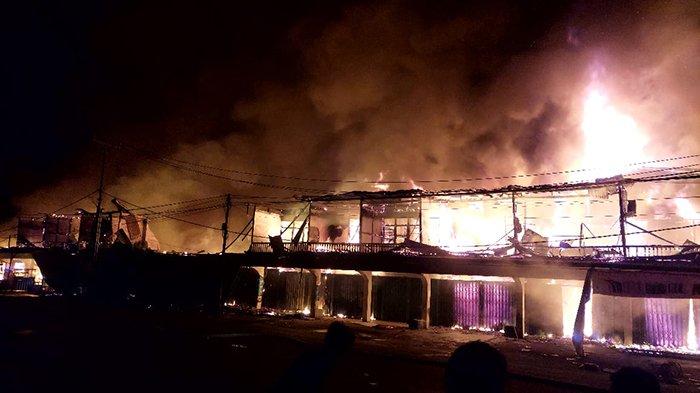 Satu blok rumah toko (Ruko) yang diperkirakan berjumlah 25 unit di Pasar Bodok, Kecamatan Parindu, Kabupaten Sanggau, Kalimantan Barat, yang terbakar, Jumat 26 April 2024 sekitar pukul 23.00 Wib.
