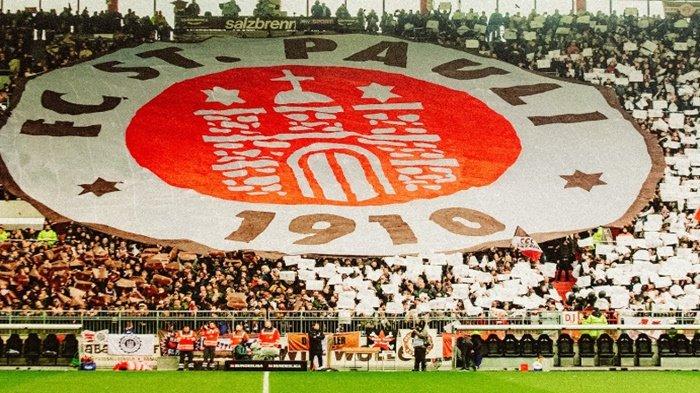 Satu diantara bendera klub promosi Bundes Liga Jerman, St Pauli