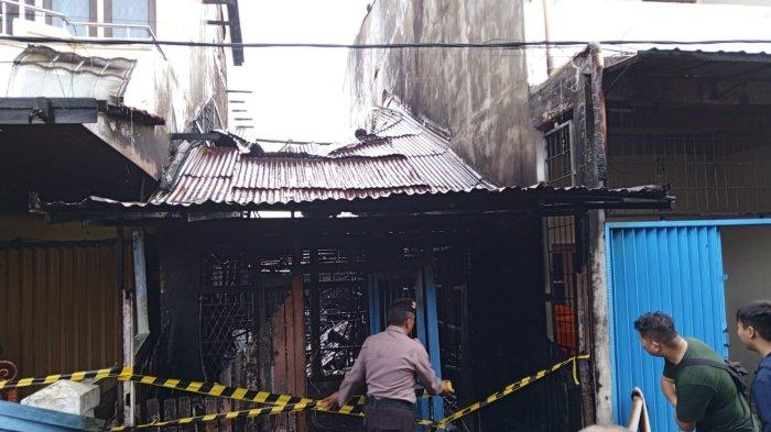 Polisi memasang garis police line di TKP rumah terbakar di Gang Klantan, jalan Siam Pontianak, Rabu 10 Januari 2024.
