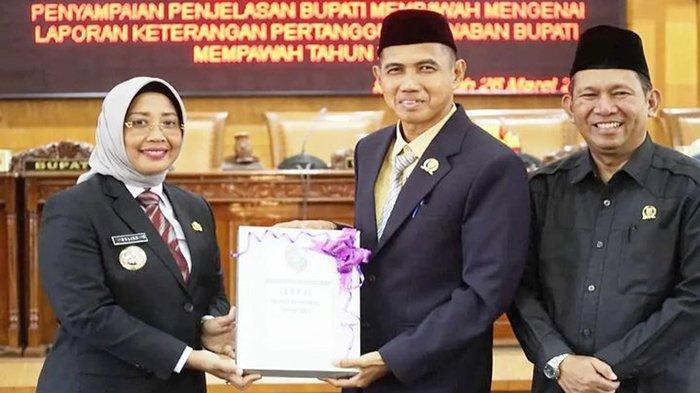 Bupati Mempawah Erlina menyerahkan LKPJ TA 2023 kepada Wakil Ketua DPRD Mempawah Sayuti, pada Rapat Paripurna di DPRD Mempawah, Selasa 26 Maret 2024 sore.