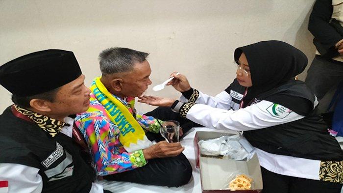 Sebagai Pendamping Haji Daerah (PHD) Pemkab Mempawah, Ria Norsan dan Erlina cekatan mendampingi jamaah haji Kabupaten Mempawah yang tidak enak badan (sakit).