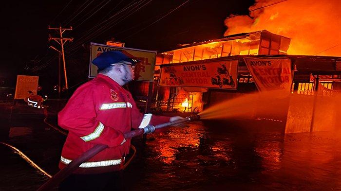 Sebanyak 13 pintu rumah toko di Jalan Sintang-Putusibau, Kelurahan Akcaya 1 ludes terbakar pada Senin, 11 Maret 2024 dini hari.