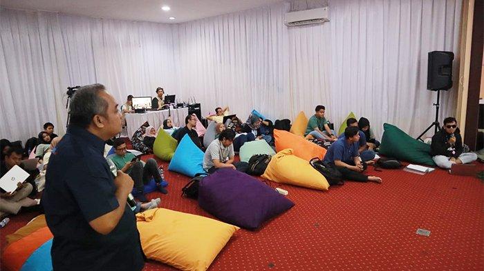 Sebanyak 30 karyawan PLN UIP3B Kalimantan mengikuti Pelatihan Jurnalistik Dasar di Forum Komunikasi Triwulan 1 Tahun 2024 di Kantor PLN AP2B Kalbar Jl. Karya Baru No.60, Parit Tokaya, Kecamatan Pontianak Selatan.