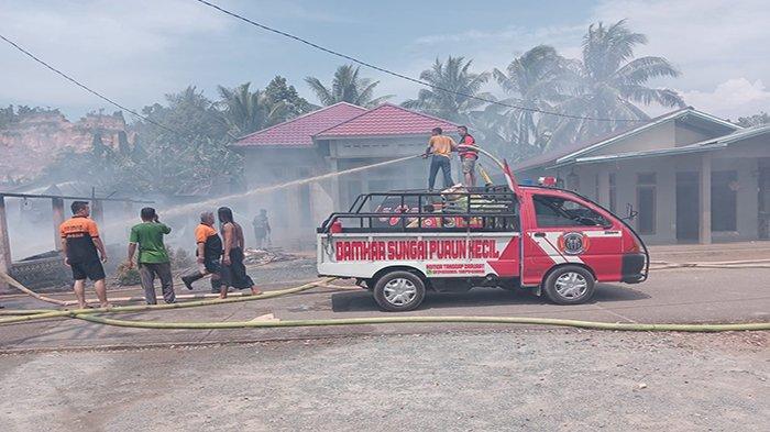 Sebuah rumah kontrakan di Jalan Panca Usaha, RT 15/RW 07, Desa Peniraman, Kecamatan Sungai Pinyuh, Kabupaten Mempawah, Kalimantan Barat ludes terbakar, Selasa 21 November 2023 sekira pukul 09.45 WIB.