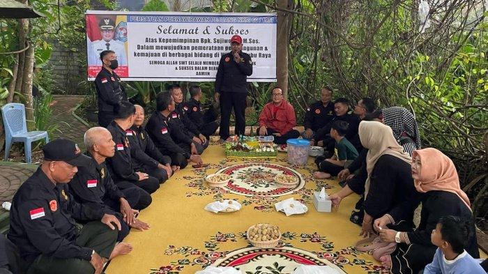 Sejumlah para Purnawan TNI dari Persatuan Purnawirawan Pejuang (P3) NKRI 60/87 saat berkunjung silahturahmi ke kediaman Sujiwo pada Selasa 27 Februari 2024.