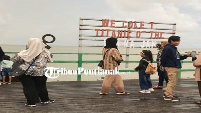 Sejumlah pengunjung ketika berfoto di spot foto Titanic of Teluk Mak Jantu, Pantai Teluk Mak Jantu, Sedau, Kota Singkawang, Kalimantan Barat, Senin 1 Januari 2024.