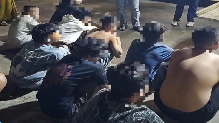 Sejumlah remaja yang diduga akan perang sarung saat diamankan di Mapolsek Pontianak Timur, Minggu 10 Maret 2024 malam