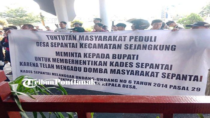 Sejumlah warga Desa Sepantai Kecamatan Sejangkung, melakukan aksi unjuk rasa di Kantor DPRD Sambas, Kamis 25 April 2024.