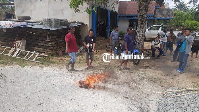 Sejumlah warga membuktikan air tanah dalam sumur mengandung minyak dengan cara disulut api dan terbakar. Air sumur warga Desa Dak Jaya, Kecamatan Binjai Hulu, Sintang, Kalimantan Barat yang mengeluarkan minyak ditampung oleh warga sekitar. Bahkan, beberapa warga malah menggunakannya sebagai bahan bakar motor.