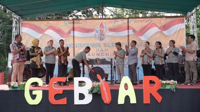 Sekretaris Daerah Kabupaten Sanggau, Kukuh Triyatmaka saat memukul gong tanda dibukanya kegiatan Gelar Budaya Seni Pelajar (GEBiAR) dan sekaligus launching gerakan satu sekolah satu sanggar di Halaman Kantor Dinas Pendidikan dan Kebudayaan Kabupaten Sanggau, Kalimantan Barat, Sabtu 16 September 2023.