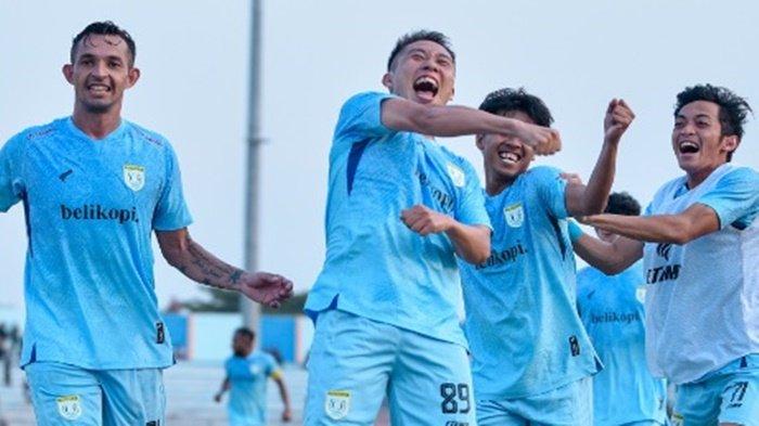 Selebrasi sejumlah pemain Persela Lamongan. Tim berjuluk Laskar Joko Tingkir ini lolos babak 12 Besar Liga 2 Indonesia 2023/2024