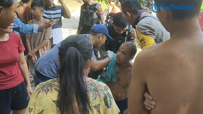Seorang ODGJ dengan inisial Af setelah diamankan pasca mengamuk dengan membawa senjata tajam di Kelurahan Sedau, Kecamatan Singkawang Selatan, Kota Singkawang, Selasa 24 januari 2024. Salah satu warga, Ajhung mengatakan pada saat penangkapan memakan waktu kurang lebih 6 jam sejak pukul 10.00 WIB hingga pukul 15.00 WIB.