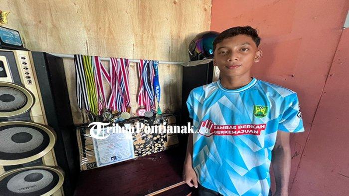 Sergio Sentibanes, bersama ibunda Diana sedang melihatkan medali dan sertifikat prestasi olahraga di rumah. Sergio disapa Gio dipanggil ikut pemusatan latihan bareng Timnas U-17 di Bandung, Jawa Barat, 10-20 Januari 2025.