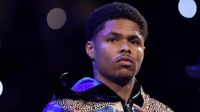 Shakur Stevenson dari Amerika Serikat masuk sebelum pertandingannya melawan Shuichiro Yoshino dari Jepang untuk Eliminator Final Kelas Ringan WBC di Prudential Center pada 08 April 2023 di Newark, New Jersey. Shakur menagih asosiasi Tinju Dunia WBC