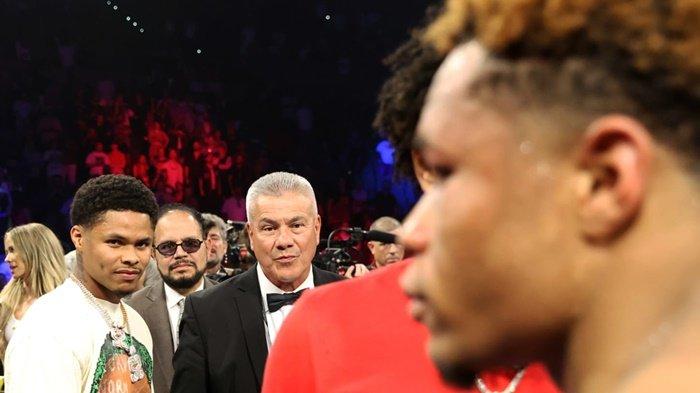 Shakur Stevenson saat melihat wajah Devin Haney sang juara tak terbantahkan kelas 135 pon. Devin Haney memutuskan naik kelas sehingga Shakur harus menghadapi Frank Martin