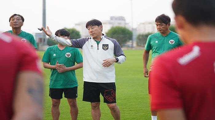 Shin Tae Yong saat memimpin latihan Timnas Indonesia