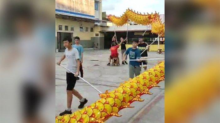 Siswa SD BINA BHAKTI Kabupaten Kubu Raya berlatih olahraga barongsai.