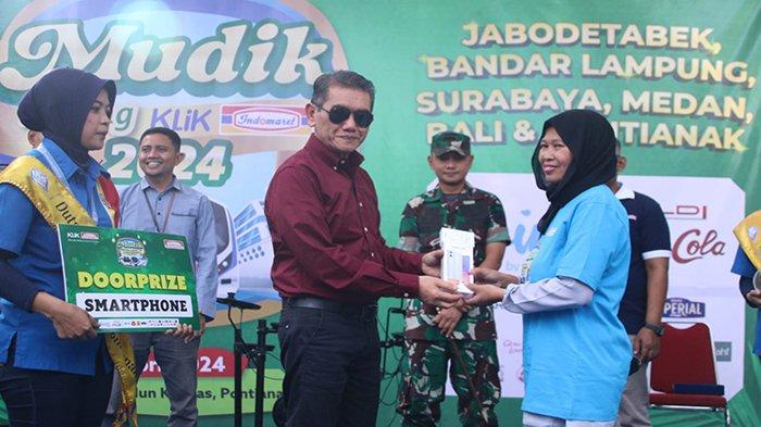 Pj Wali Kota Pontianak Ani Sofian melepas keberangkatan peserta mudik di Taman Alun-alun Kapuas, Sabtu 6 April 2024.