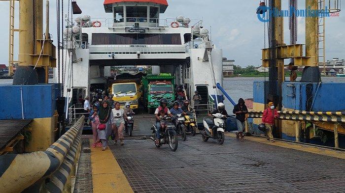Suasana Ferry Penyebrangan Sungai Kapuas di Jalan Bardannadi Pontianak, Selasa 26 Maret 2024.