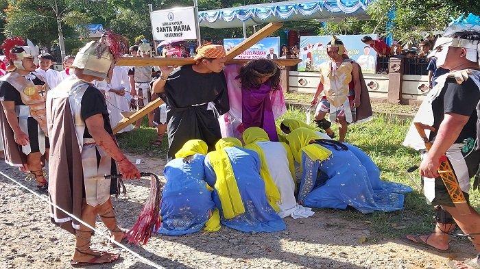Suasana Jumat Agung di Paroki Santa Maria, Nyarumkop, Singkawang, Jumat 29 Maret 2024.