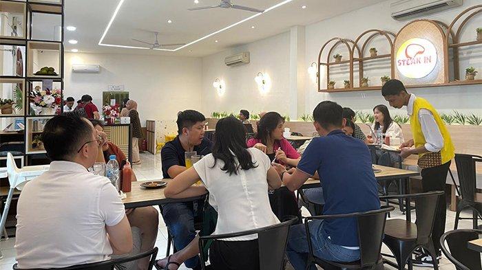 Suasana Steak In berlokasi di Jalan Ayani 2 Seberang Paris 2.